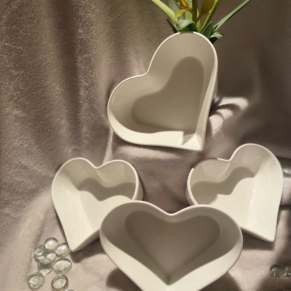 ‼️3/$33‼️ ✨🍶SET OF PORCELAIN HEART SHAPED BOWLS🍶✨ - Picture 2 of 4